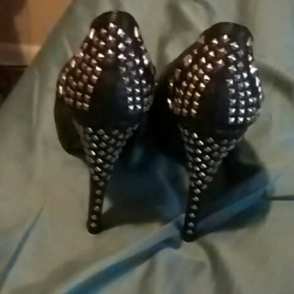 Shoes - Picture 2 of 4