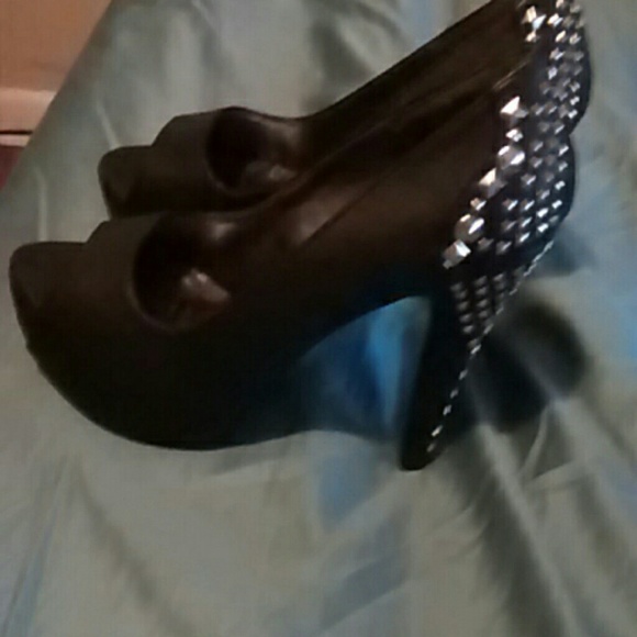 Shoes - Picture 3 of 4