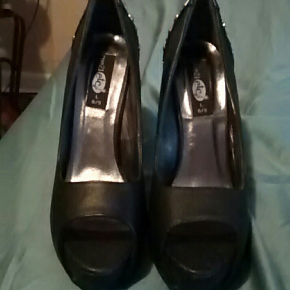 Shoes - Picture 4 of 4