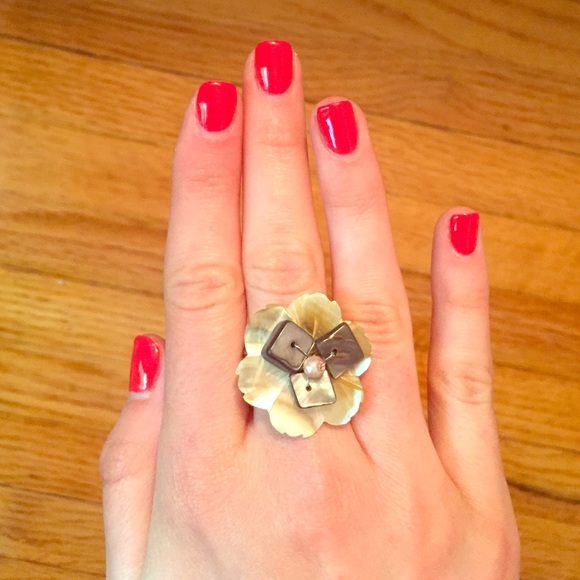 Beautiful summer seashell flower ring--never worn!