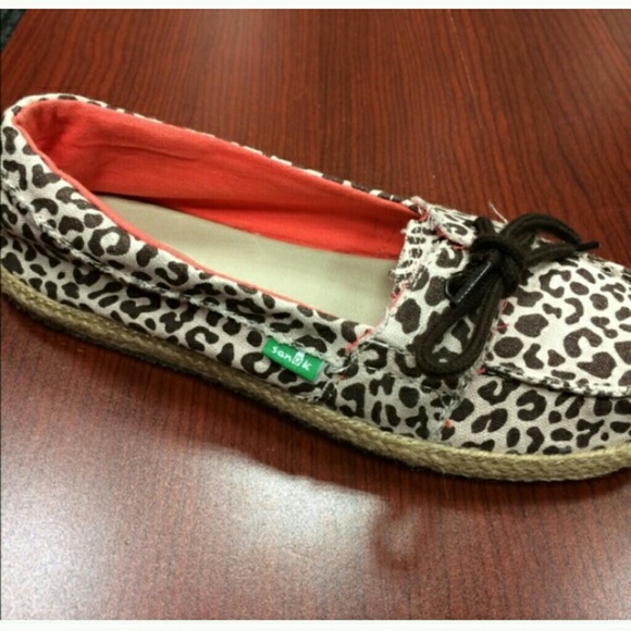 NIB animal print Sanuks