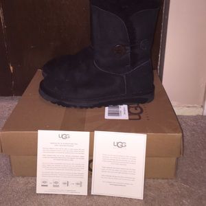 Authentic black Bailey buttons uggs mid height