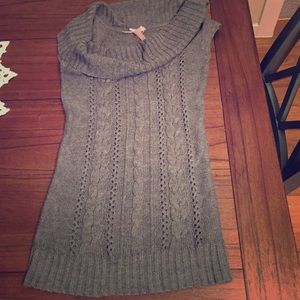 🎀BEAUTIFUL slouchy neck sleeveless sweater.