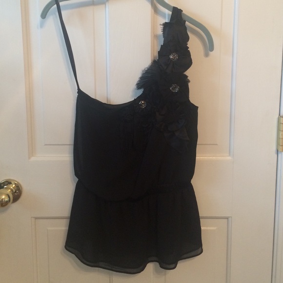 BeBe off shoulder top with flower detail - Picture 1 of 3