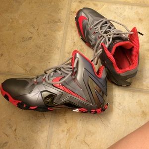 NEAR PERFECT Lebron Elite basketball shoes