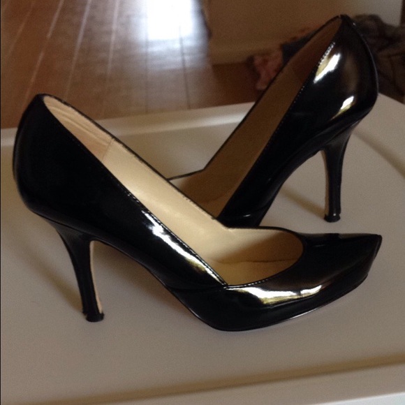 Max Studio black patent heels