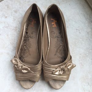 Open-toed flats
