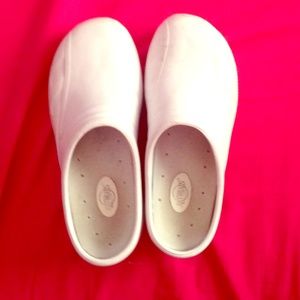 Anywears nursing shoes
