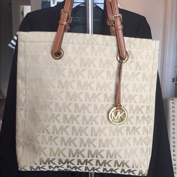 Large Michael Kors Beige Jet Set Tote
