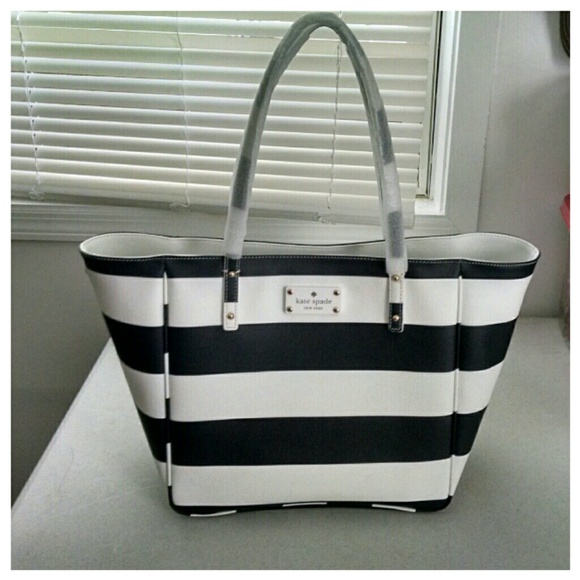 NWT!! Authentic Kate Spade purse. Navy & White.