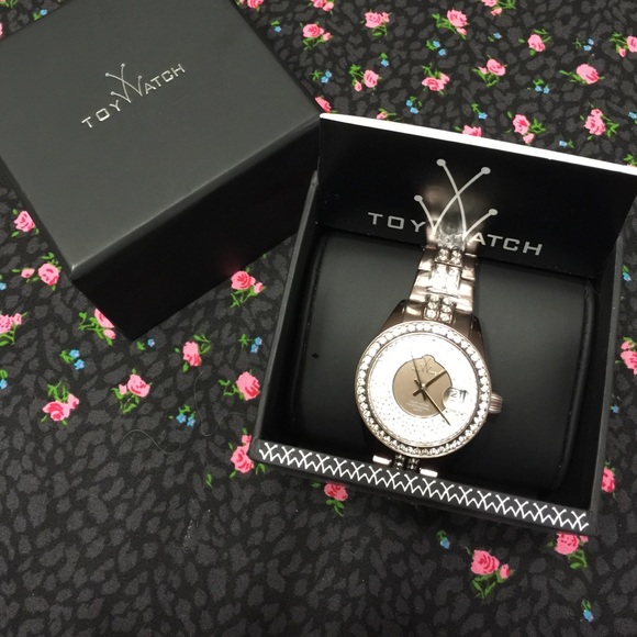 Toy watch with crystals
