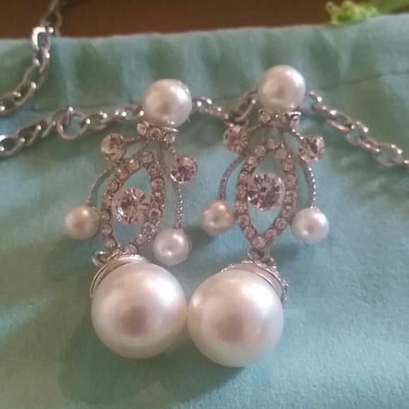 Necklace earring set comes with box. - Picture 2 of 3