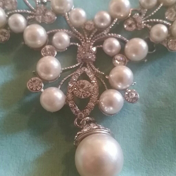 Necklace earring set comes with box. - Picture 3 of 3