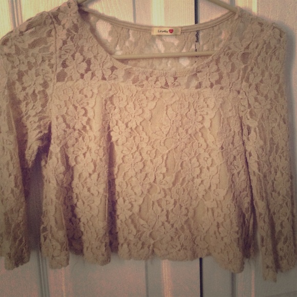 Lace quarter sleeve crop top