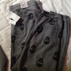 Sweat pants skulls,  grey with black skulls.