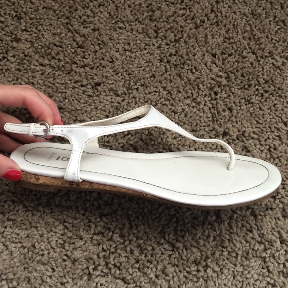White simple sandal // size 6.5, fits like a 7.