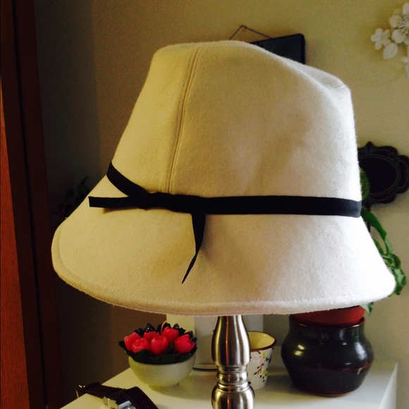 New price! Cute white Fedora style summer hat