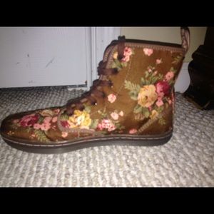 Size 9 in women Dr. Martens floral boots.