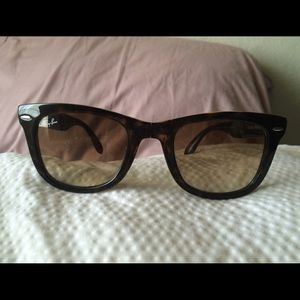 RAY-BAN: folding wayfarer sunglasses in brown!
