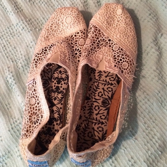 White crochet toms