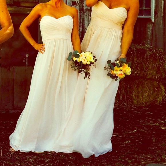 Monique Lhuillier Strapless sweetheart gown