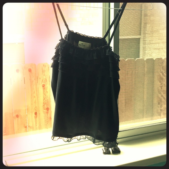 hollister navy top w/ruffles on top and bottom