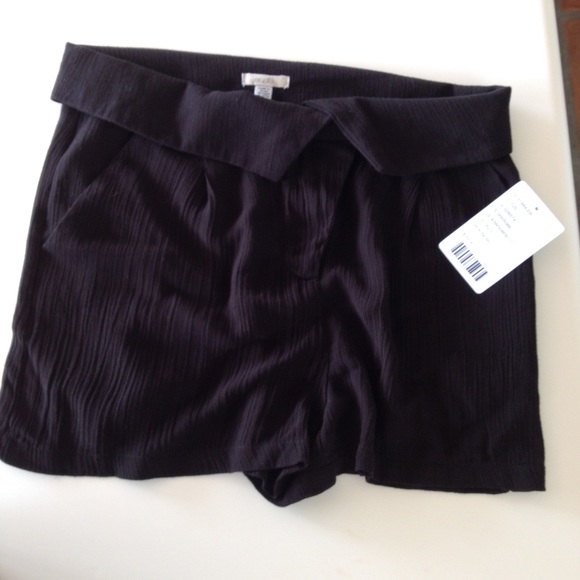 Ecote black shorts