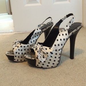 Pin-up Polkadot sling backs