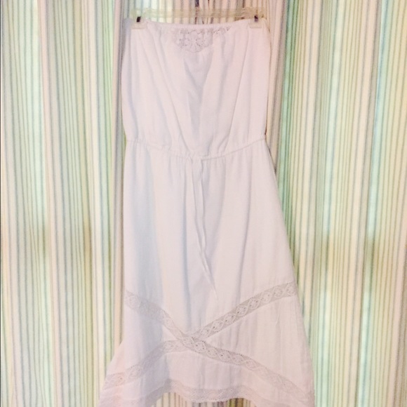 White cotton strapless dress