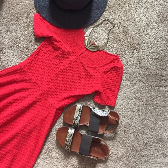 RED DRESS - Picture 2 of 3