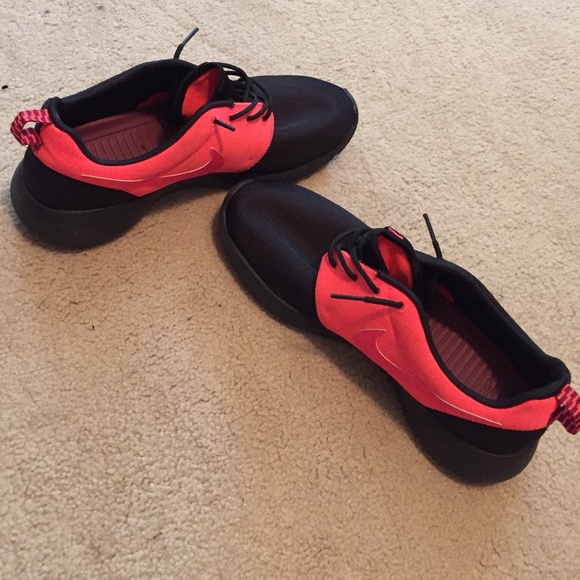 Nike Shoes - Nike Roshes size 8