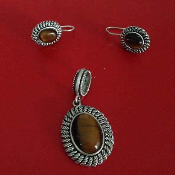 Silver pendant and earrings with brown stone