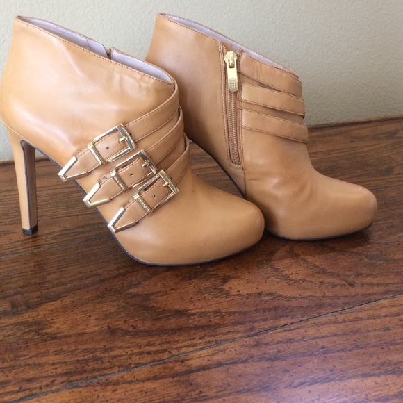 Camel leather ankle bootie