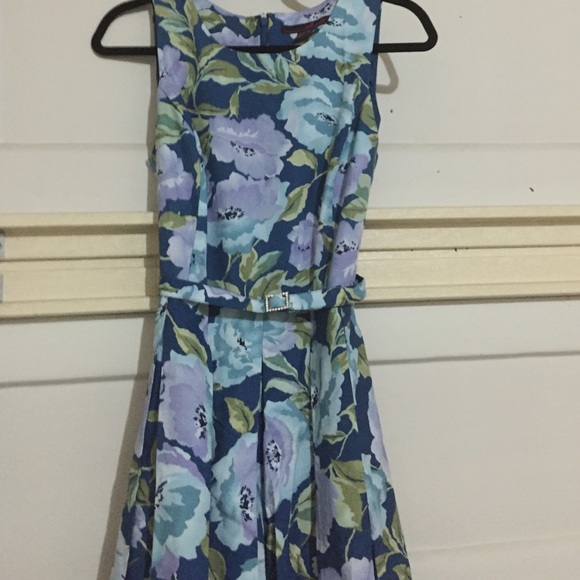 Mad Men inspired dress. Very classic w/cute belt.