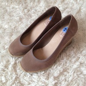 Neutral colored wedges