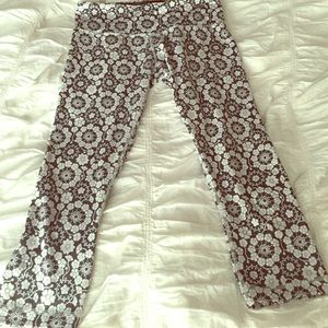 Like new sz 6 flower print lululemon tight capris
