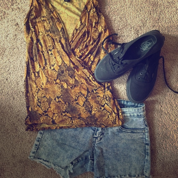DEEP V SNAKESKIN PRINT TOP