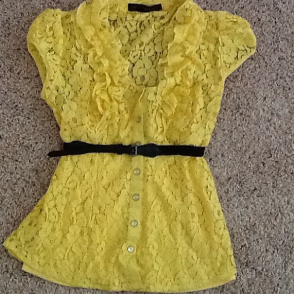 Yellow short sleeve eyehole shirt with camisole.