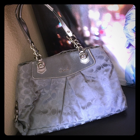coach handbag. Almost new! Used it once