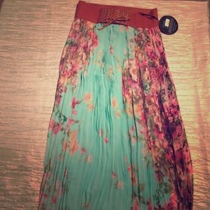 Mint Green long floral skirt! 🌺