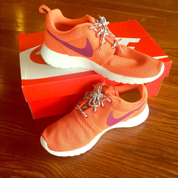 Brand New Nike Women's Roshe Run