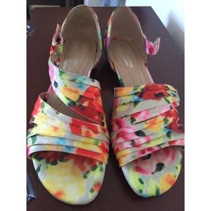 Naturalizer Jane floral sandal w/Velcro side strap