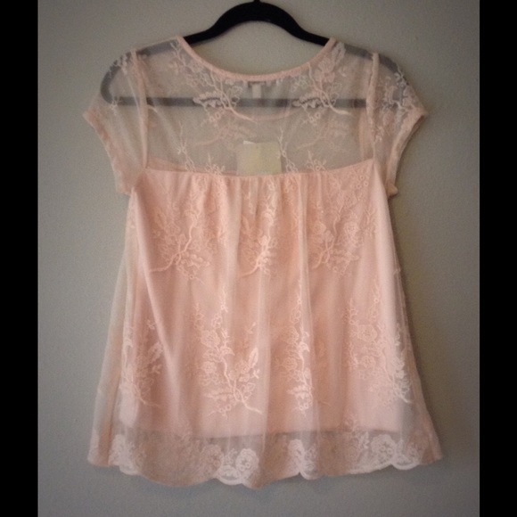 ❌SOLD❌ 🎉HOST PICK 🎉 Peach Flowy Lace Top - Picture 2 of 3