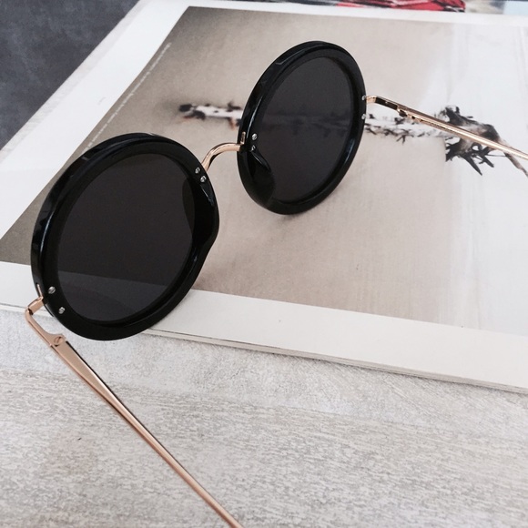 N/A / The Row Black Signature Round Sunglasses - Picture 3 of 4