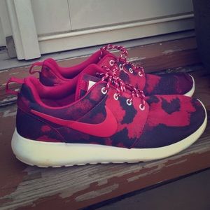 NIKE red Camo Roshes