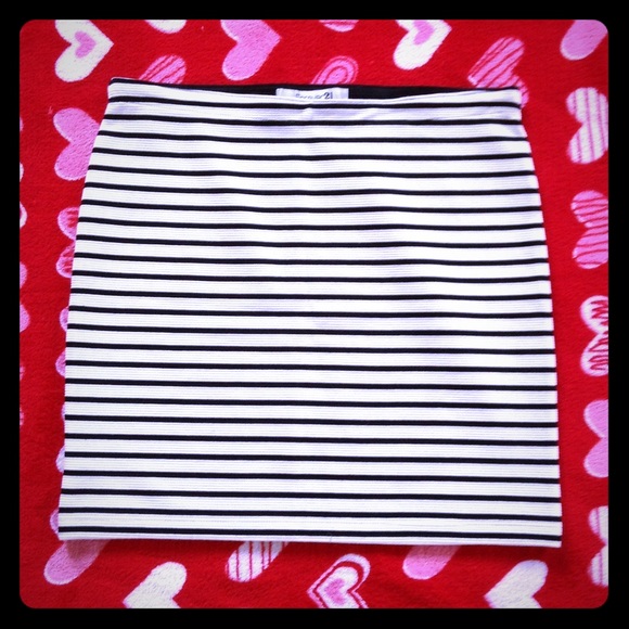 🍉WHITE AND BLACK STRIPED SHORT SKIRT🍉