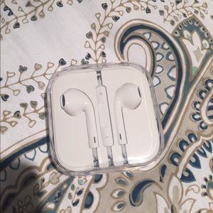 Bundle of 2 Apple EarPods
