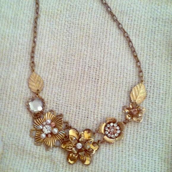 Forever 21 Jewelry - Gold Floral Statement Necklace