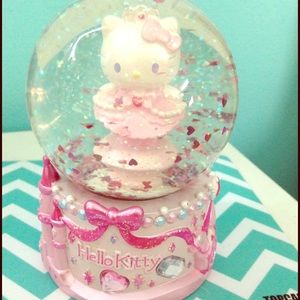 Hello kitty princess snow globe 💕💕💕💕