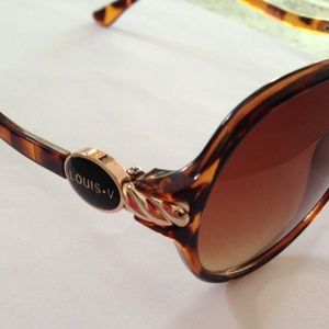 NWOT turtoise sunnys.